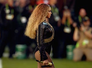 Beyonce se presenta en el espectáculo de medio tiempo del Super Bowl 50 2016